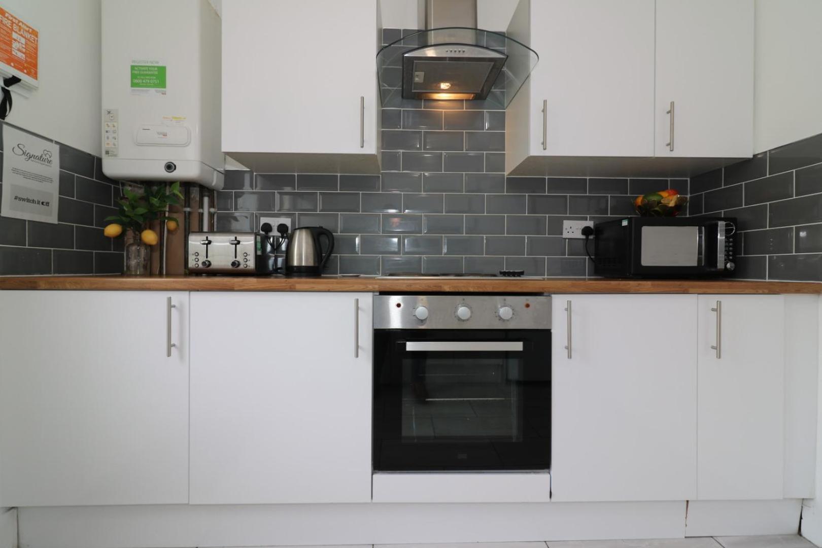Signature - Gartlea House Appartement Airdrie Buitenkant foto