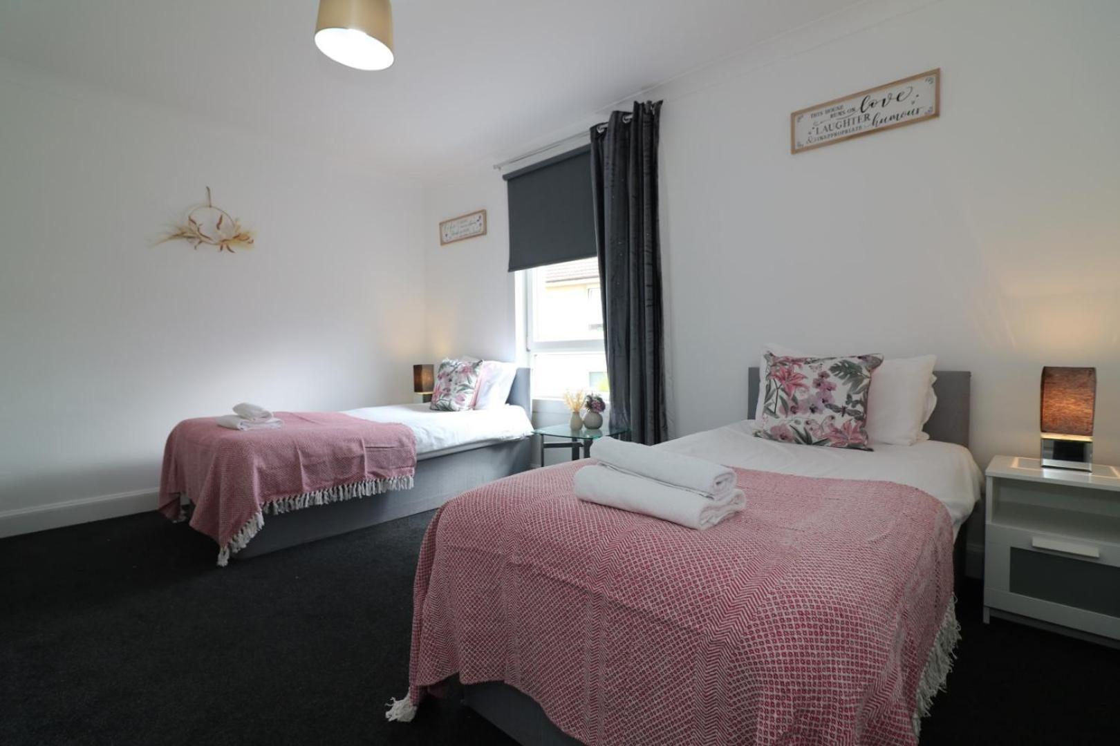 Signature - Gartlea House Appartement Airdrie Buitenkant foto