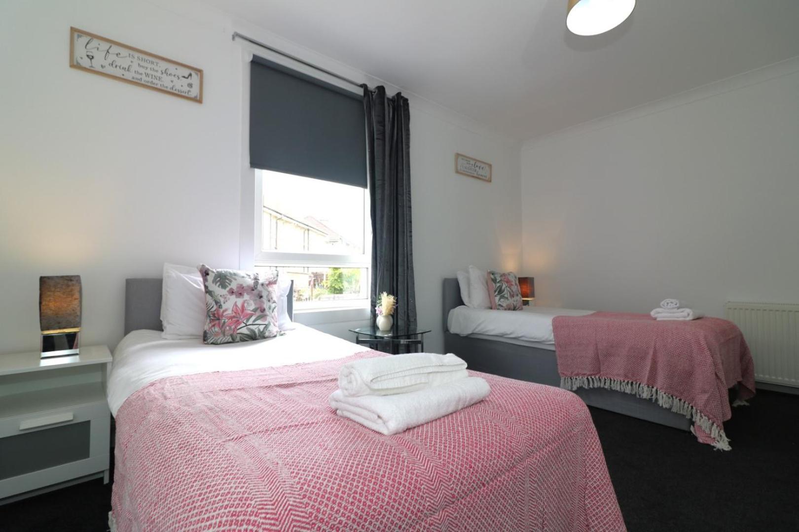 Signature - Gartlea House Appartement Airdrie Buitenkant foto